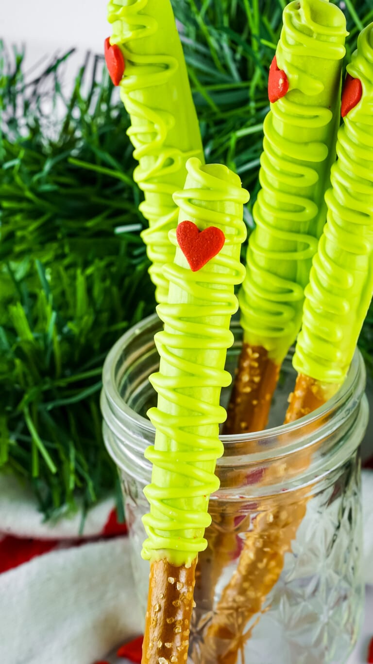 Grinch Pretzel Rods in mason jar