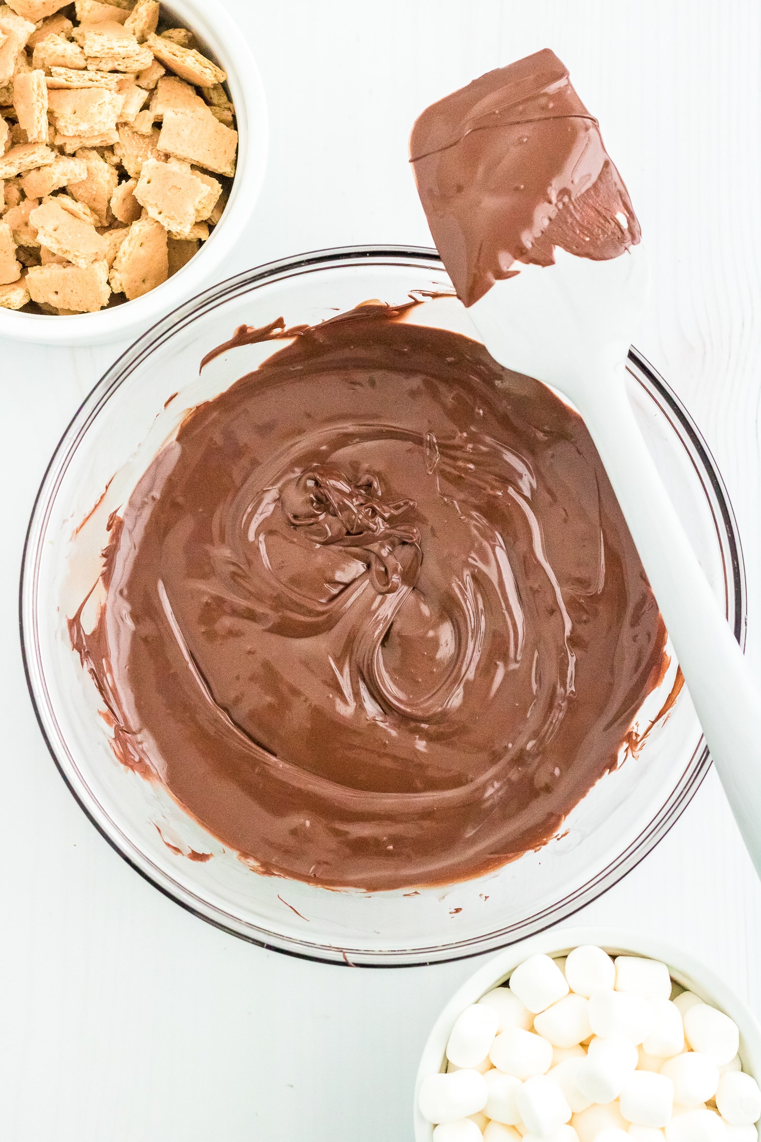 Bowl with melted chocolate.