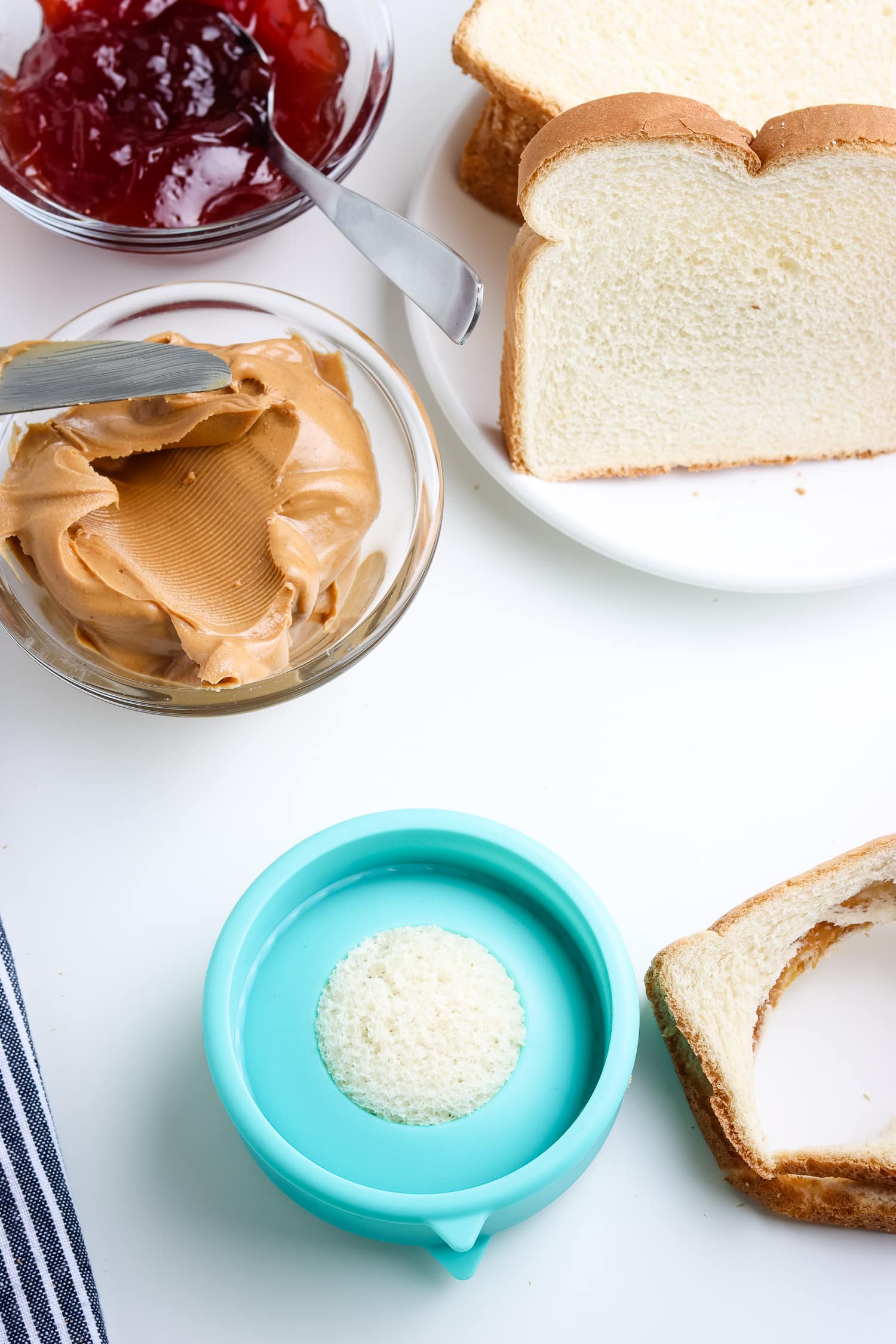 Sandwich press making uncrustable