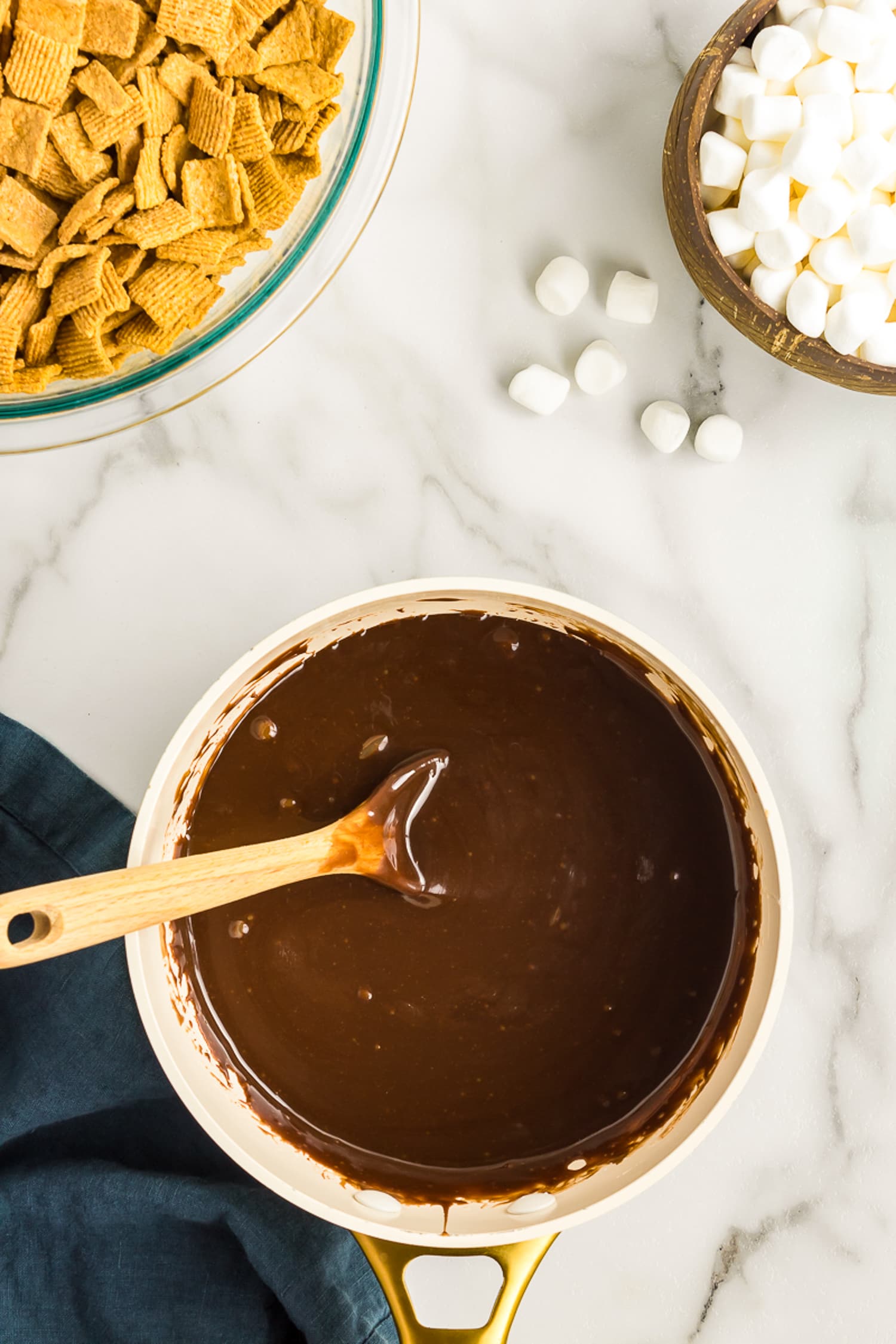 Melted chocolate in bowl