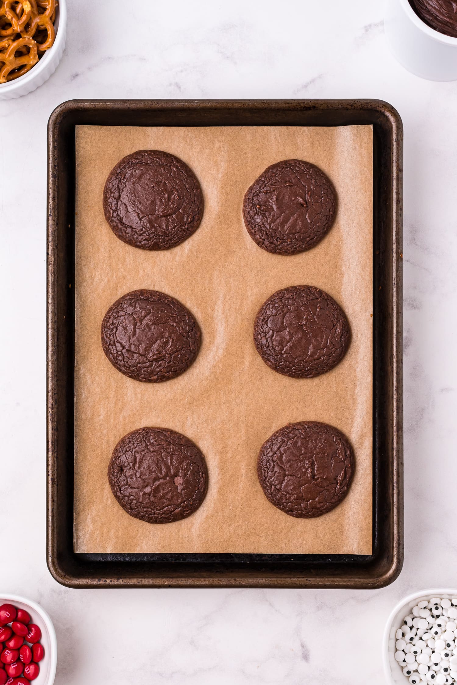 Sheet pan with baked brownie cookies