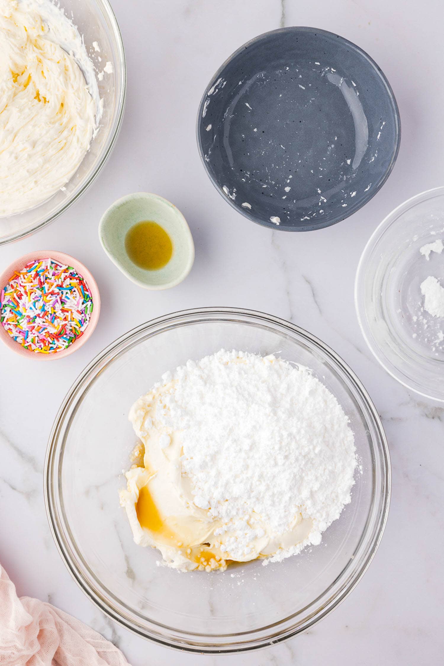 Adding Powdered Sugar and Vanilla to the Creamcheese Filling for Funfetti Mini Cheesecakes