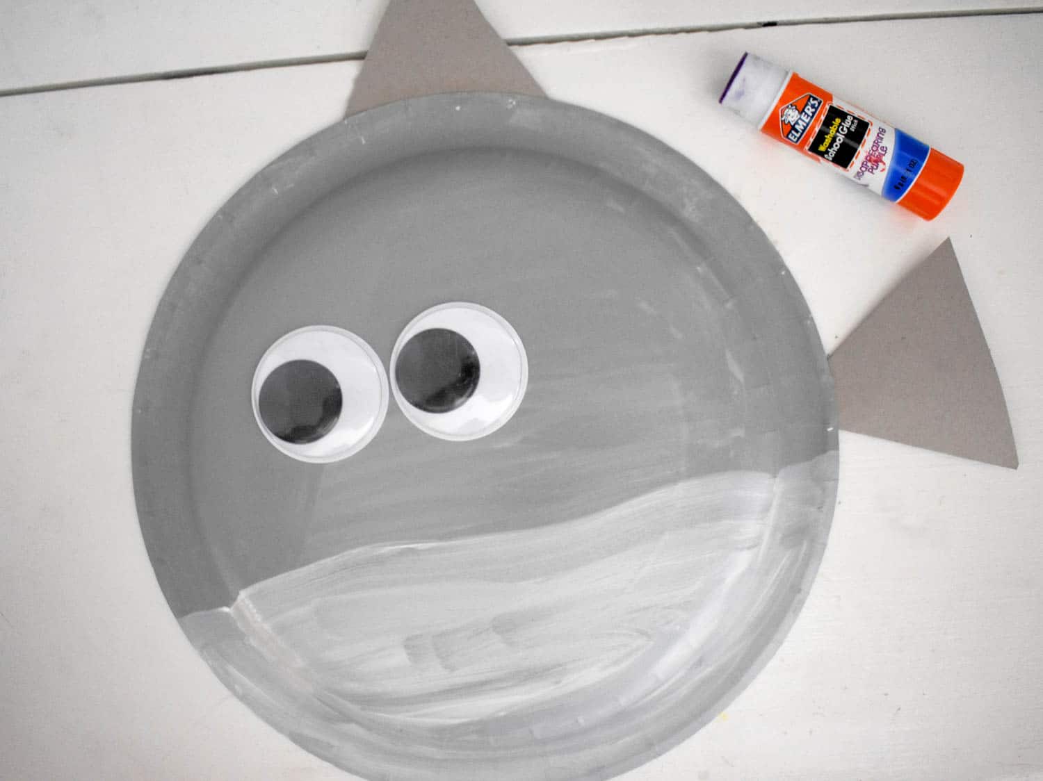 Glue on the Fin and the Tail Fin to the plate. Add two Googly Eyes to the Plate as well.