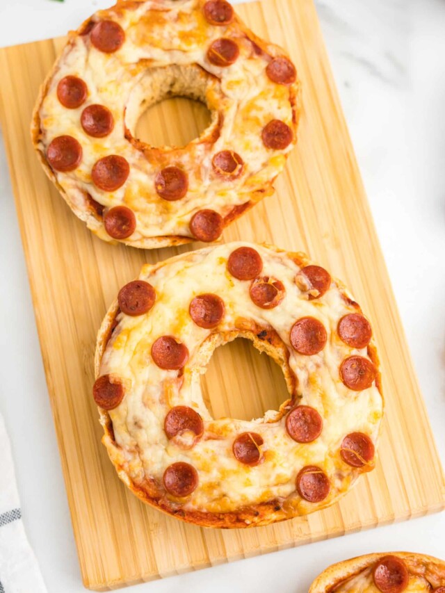 Cooked Air Fryer Pizza Bagels Displayed on a Wooden block.