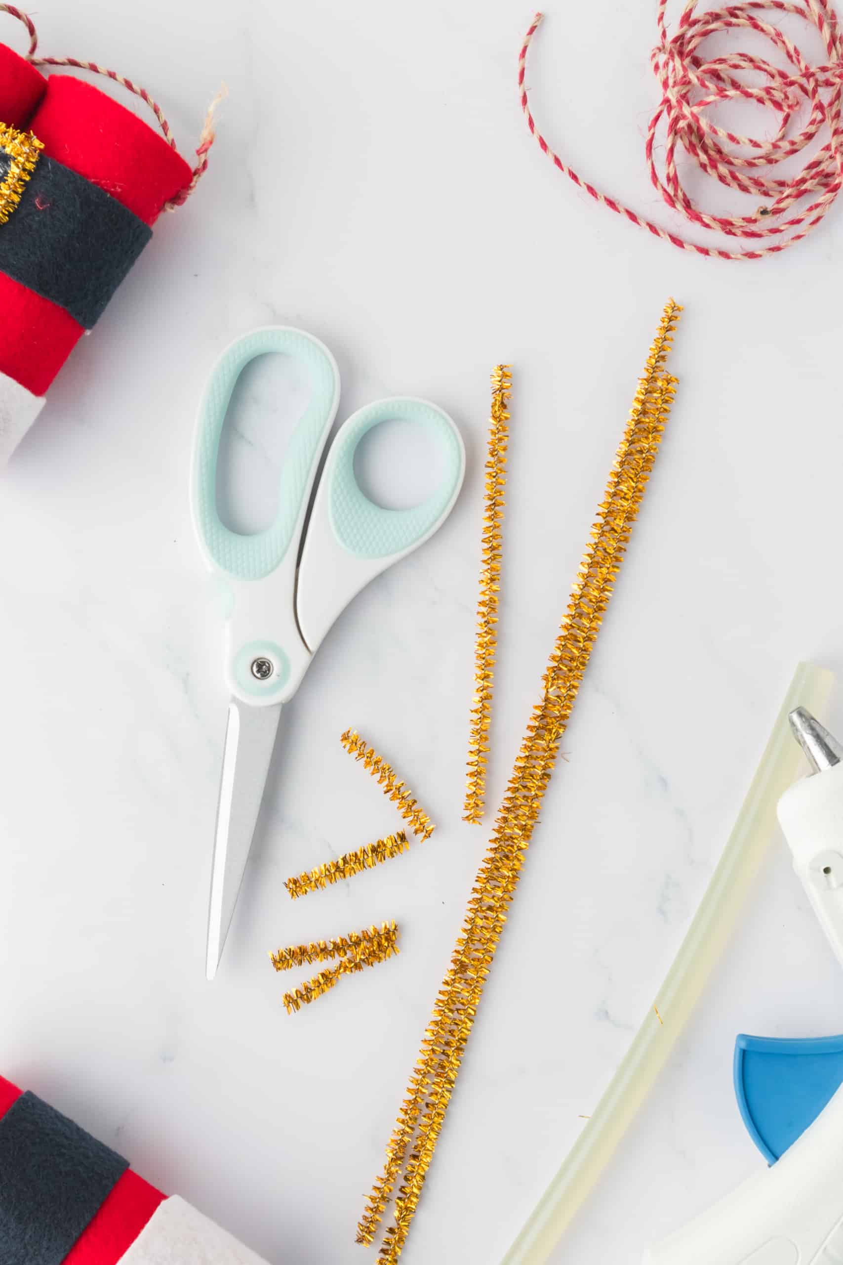 Cut the gold pipe cleaner into 4 1" pieces to make the belt buckle.