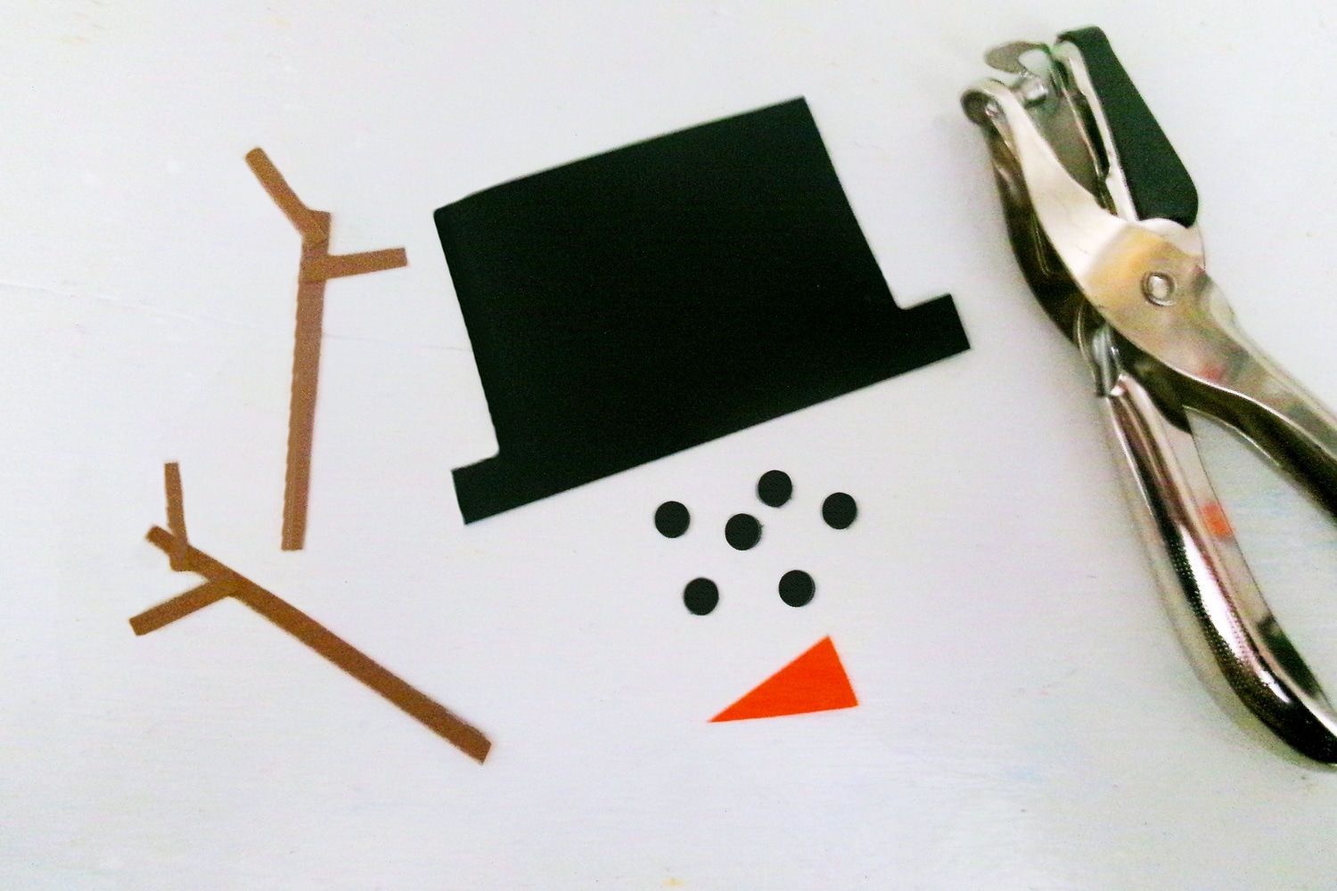 Parts to decorate snowman