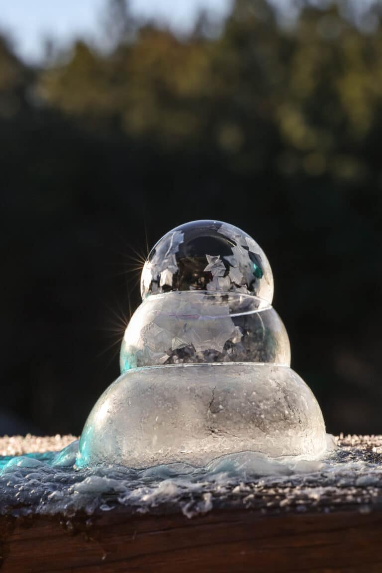 Stack of bubbles one on top of the other to make it look like a snowman.