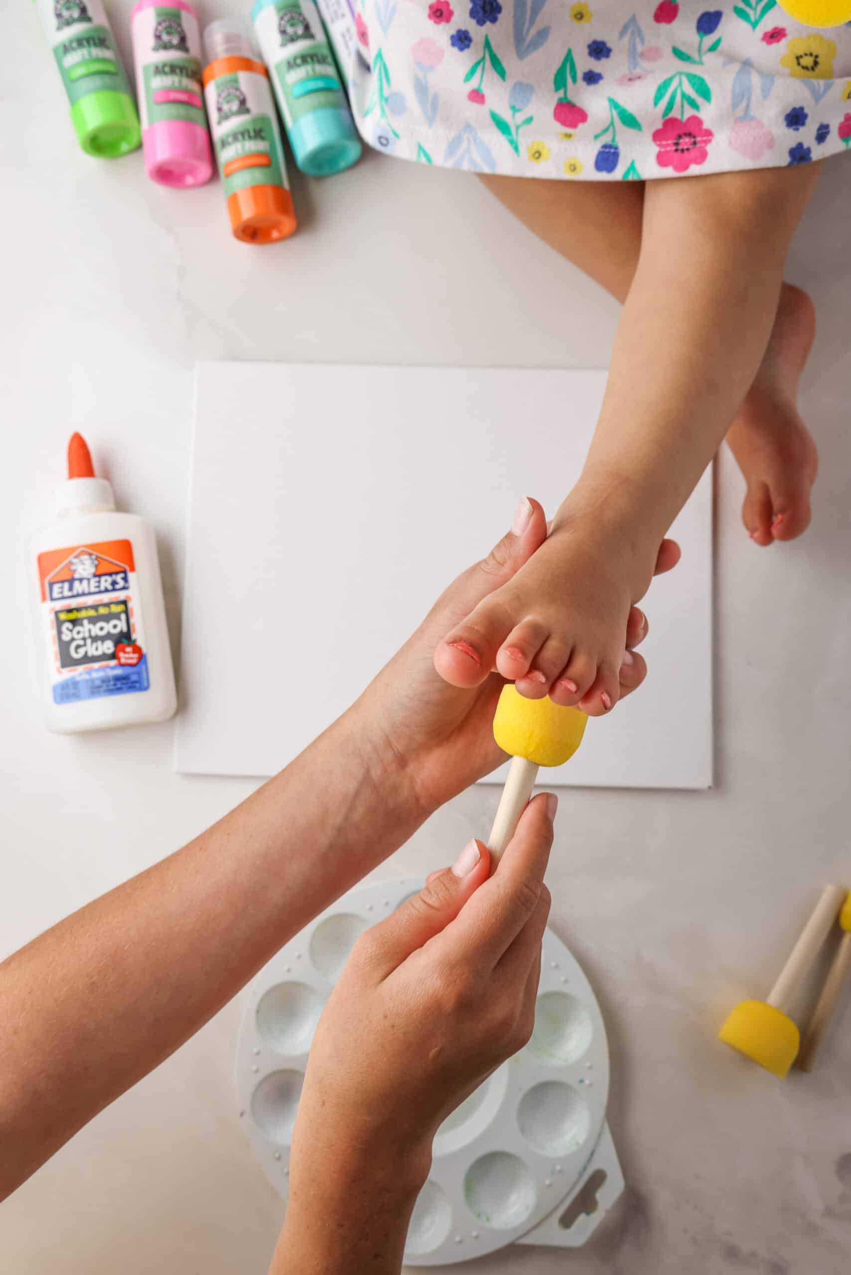 Start by painting a light coat of glue on the bottom of your childs left foot.